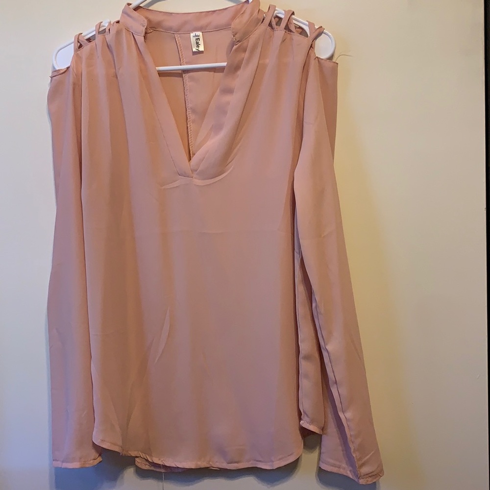 Long sleeve top.